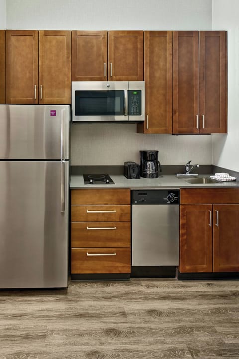 Full-size fridge, microwave, stovetop, dishwasher