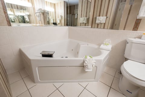 Suite, 1 King Bed, Non Smoking, Jetted Tub | Bathroom | Free toiletries, hair dryer, towels