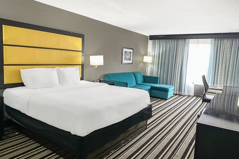 Suite, 1 King Bed | Premium bedding, desk, iron/ironing board, free WiFi