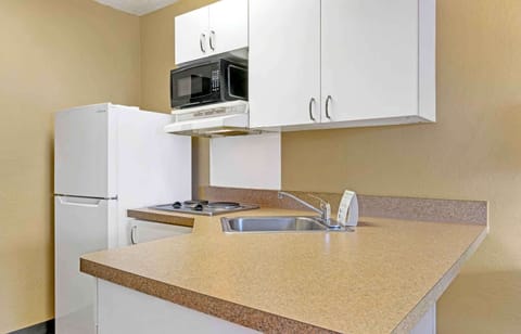 Studio, 2 Double Beds, Non Smoking | Private kitchen | Full-size fridge, microwave, stovetop