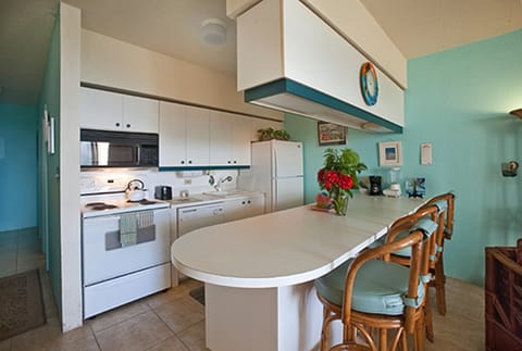 Suite, 1 Bedroom, Kitchen | Private kitchen | Full-size fridge, microwave, oven, stovetop