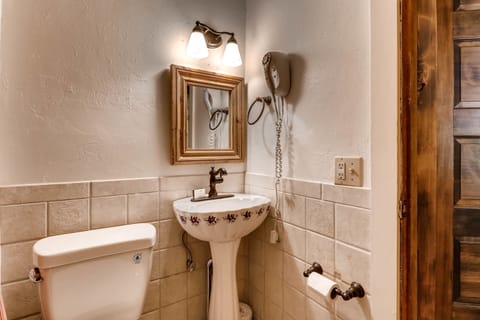 Suite (Ski Tip B&B - Petite) | Bathroom | Combined shower/tub, free toiletries, hair dryer