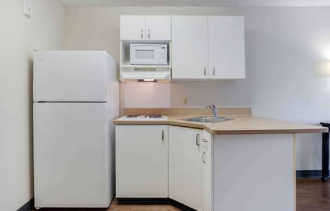 Studio, 2 Double Beds, Non Smoking | Private kitchen | Full-size fridge, microwave, stovetop, coffee/tea maker