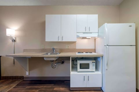 Studio | Private kitchen | Fridge, microwave, stovetop, coffee/tea maker