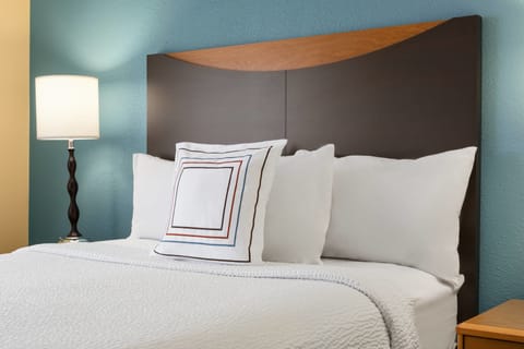 Room, 1 Queen Bed | Premium bedding, pillowtop beds, in-room safe, desk