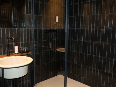 Pillowtop beds, in-room safe, desk, blackout drapes