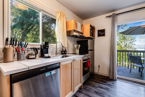 Cabin | Private kitchen | Microwave, coffee/tea maker, electric kettle, cleaning supplies