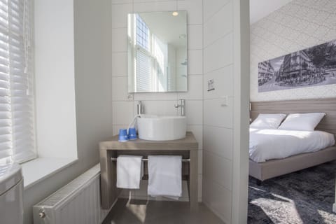 Comfort Double Room | Bathroom | Shower, eco-friendly toiletries, towels