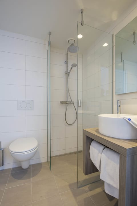 Double Room (Small) | Bathroom | Shower, eco-friendly toiletries, towels