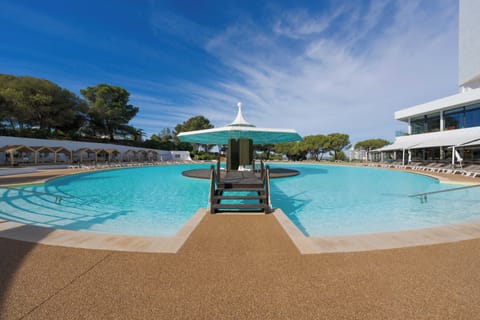 3 outdoor pools, pool umbrellas, sun loungers