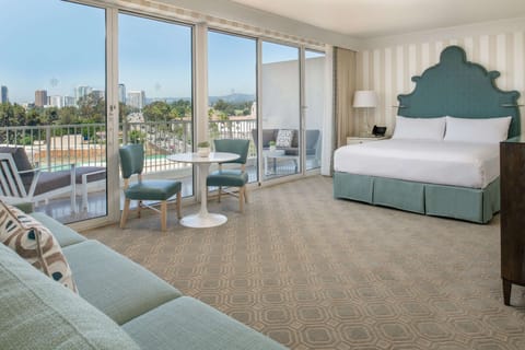 Premier Studio Suite, 1 King Bed | Premium bedding, pillowtop beds, minibar, in-room safe