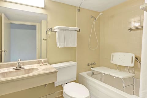 Combined shower/tub, hair dryer, towels