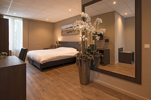 Suite | Desk, blackout drapes, cribs/infant beds, rollaway beds