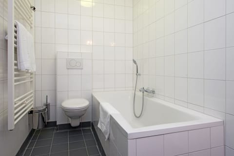 Suite | Bathroom | Free toiletries, towels