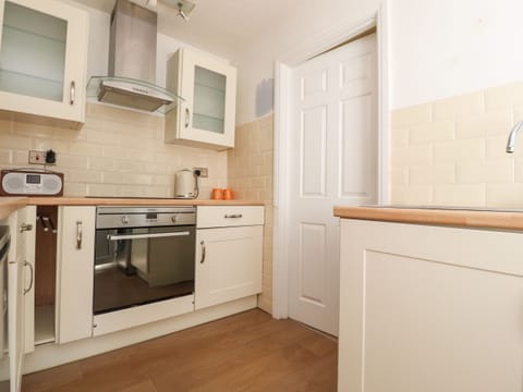 Cottage | Private kitchen | Fridge, electric kettle, toaster, cookware/dishes/utensils