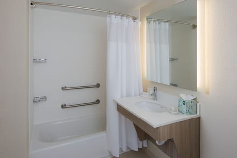 Combined shower/tub, free toiletries, hair dryer, towels