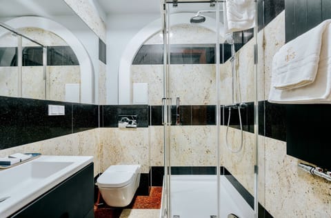 Deluxe Apartment | Bathroom | Shower, rainfall showerhead, free toiletries, hair dryer