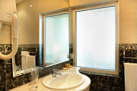 Royal Studio Suite | Bathroom | Combined shower/tub, free toiletries, hair dryer, towels