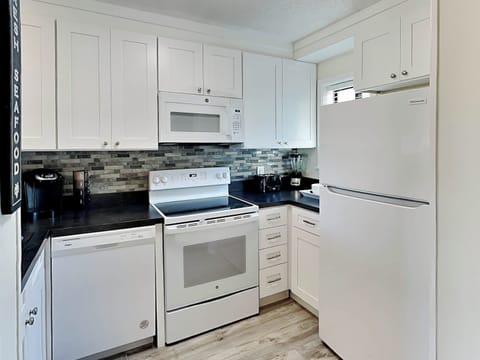 Condo, Multiple Beds, Patio (#2103 - No Pets Allowed) | Private kitchen | Fridge, microwave, oven, stovetop