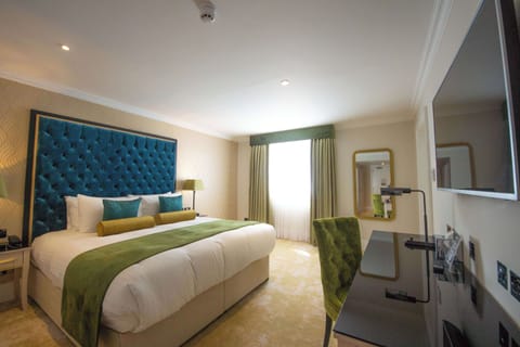 Deluxe Suite, 1 King Bed, Non Smoking | Individually decorated, individually furnished, desk, blackout drapes