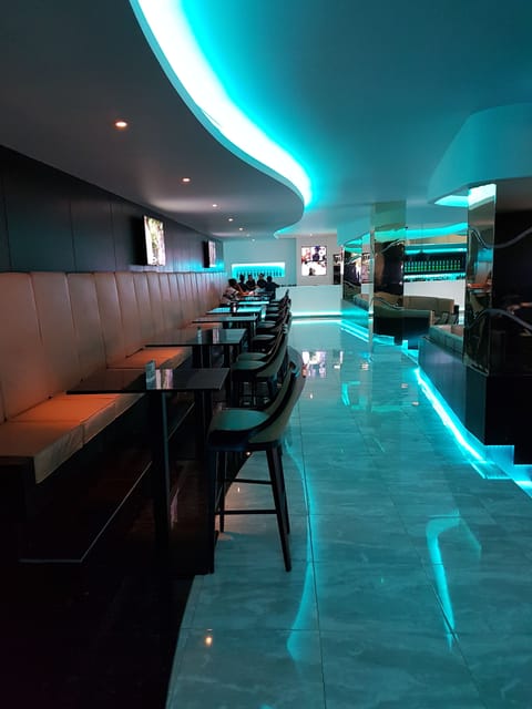 5 bars/lounges