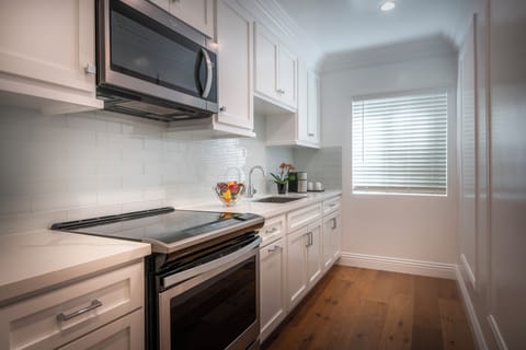 Plaza Luxury Suite King | Private kitchen | Fridge, microwave, stovetop, coffee/tea maker