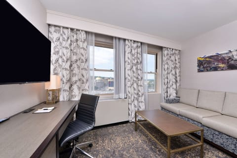 Studio Suite, 1 King Bed | 1 bedroom, in-room safe, desk, laptop workspace