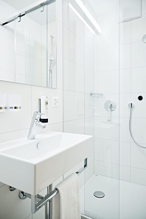 Deep soaking tub, free toiletries, hair dryer, towels