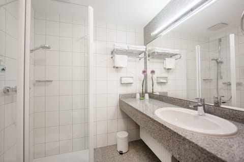 Superior Room | Bathroom | Free toiletries, hair dryer, towels