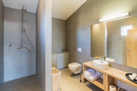 Suite with Private Hot Tub | Bathroom | Hair dryer, towels, soap, shampoo