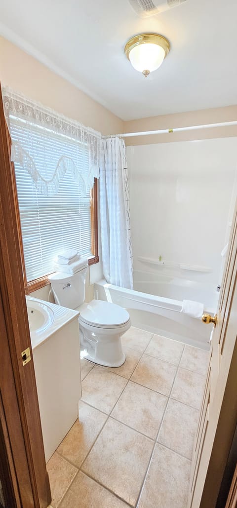 Standard Room | Bathroom | Free toiletries, hair dryer