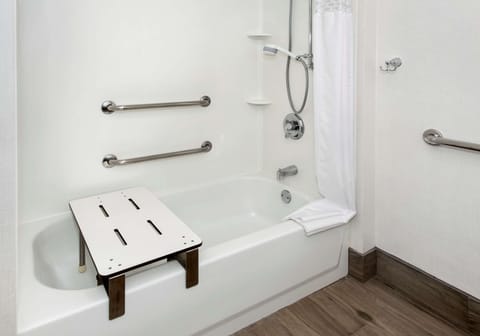 Combined shower/tub, free toiletries, towels