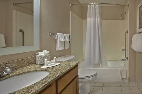 Combined shower/tub, free toiletries, hair dryer, towels