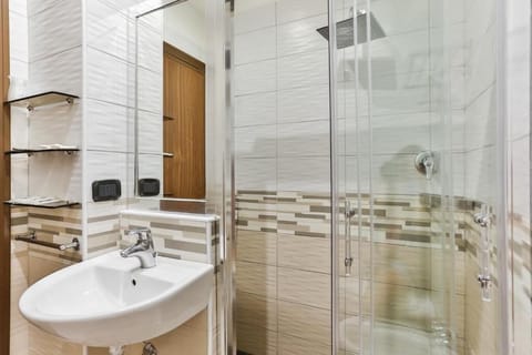 Standard Double or Twin Room, 1 Double Bed | Bathroom | Shower, hair dryer, bidet, towels