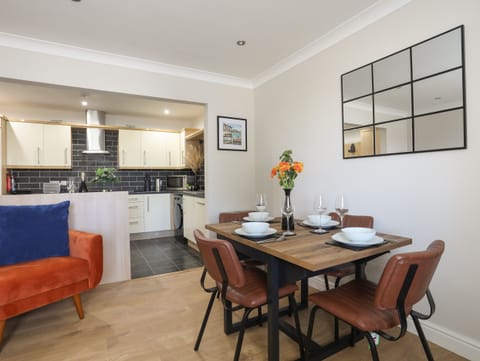 Cottage | Private kitchen | Fridge, dishwasher, electric kettle, toaster