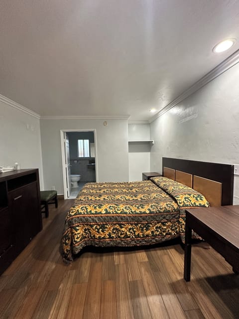 1 Queen Bed, Accessible - Smoking | Desk, wheelchair access