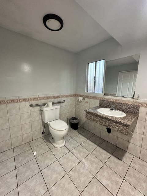 1 Queen Bed, Accessible - Smoking | Bathroom | Towels