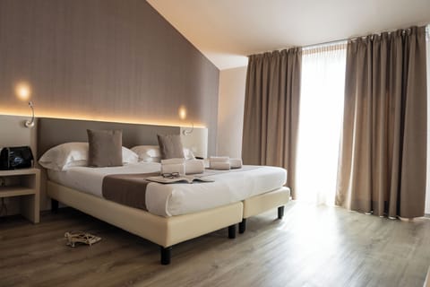 Romantic Suite, Hot Tub | Minibar, in-room safe, individually furnished, desk