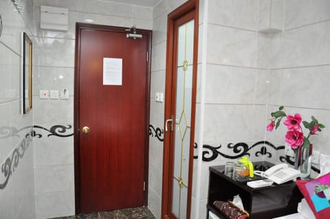 Triple Room | In-room safe, iron/ironing board, free WiFi