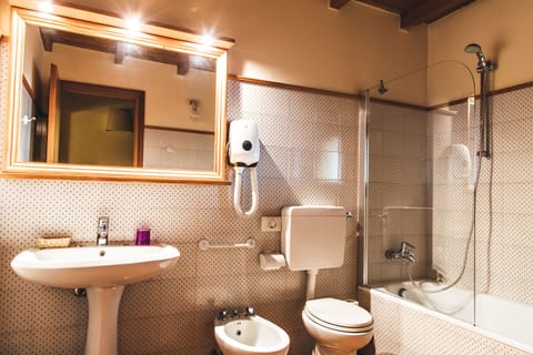 Standard Room, 1 Bedroom | Bathroom | Shower, eco-friendly toiletries, hair dryer, bidet