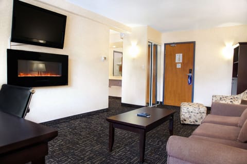 Executive Suite, City View | Living area | 32-inch LCD TV with digital channels, TV, iPod dock