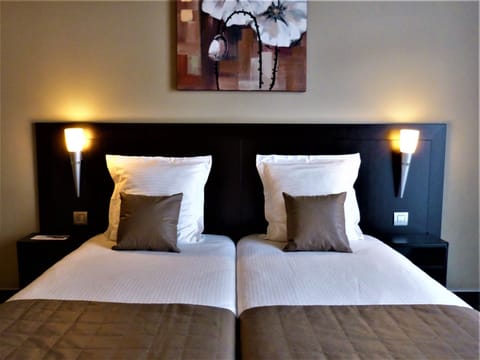 Twin Room | Premium bedding, minibar, desk, blackout drapes