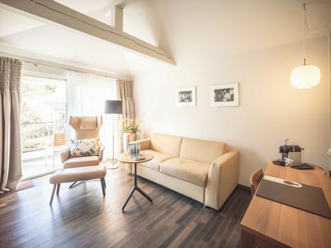 Junior Suite mit Balkon | Hypo-allergenic bedding, in-room safe, desk, laptop workspace