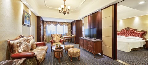 Business Suite | Minibar, in-room safe, desk, free WiFi