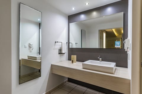 Standard Room, 1 King Bed | Bathroom | Shower, free toiletries, hair dryer, towels