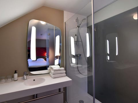 Standard Room, 2 Twin Beds | Blackout drapes, soundproofing, iron/ironing board