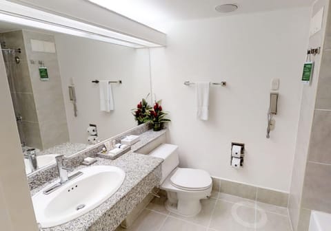 Superior Room, 2 Twin Beds | Bathroom | Shower, rainfall showerhead, free toiletries, bathrobes