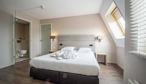 Suite, Balcony (Spacious with Dune view) | Premium bedding, in-room safe, desk, iron/ironing board