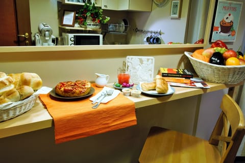 Daily to-go breakfast (EUR 3.5 per person)