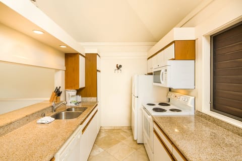 Room, 2 Bedrooms, Ocean View | Private kitchen | Fridge, microwave, stovetop, coffee/tea maker